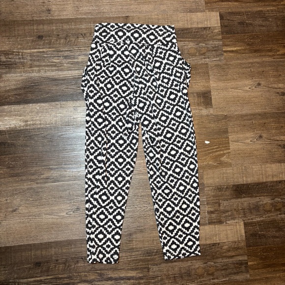 Valia Monochrome Geometric Patterned Women Shorts - Picture 2 of 4